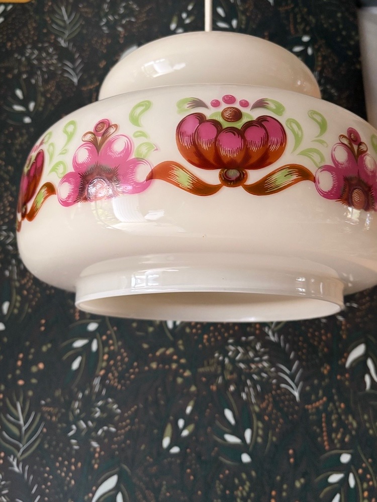 Suspension vintage en opaline à fleurs roses