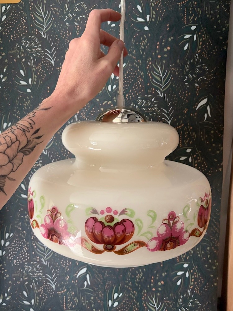 Suspension vintage en opaline à fleurs roses
